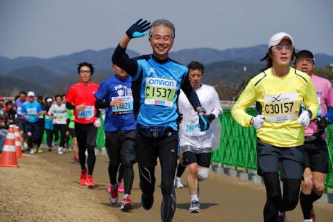35km地点で余裕の笑顔は珍しい!