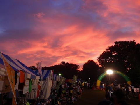 こんなに綺麗な夕焼けだったのですね!走っている時は全く気付かず!
左側のテントを見るとキャンプ見たいです。