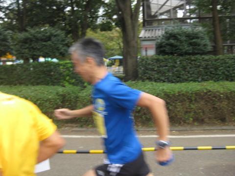 いい歳のオヤジの猛ダッシュ姿です(笑)