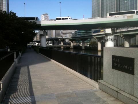 川沿いの遊歩道