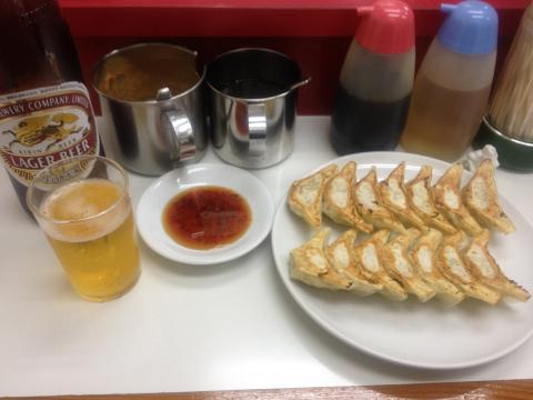 赤萬の餃子、タレが絶品です。