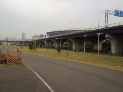 最近のマイコース「新横浜公園」
一周1.3km、1.7km、2.3kmとコースが取れるので給水が取りやすいです。