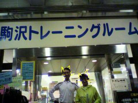 ・・・気をとりなおして、さて駒沢がっつり猫描き終了~
高速ランナ~!
この後、横でストレッチしていた若いお兄ちゃんに「この方々は、大阪からわざわざ駒沢で走るためにいらっしゃったのよ!!」と伝え、3人での写真を撮らせた。(WAKAちゃんカメラだったかにゃ?)