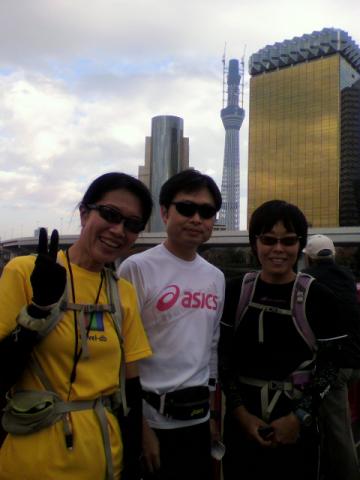 曇ってるのに、サングラスの怪しい3人組。