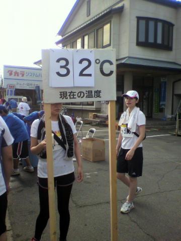 ３２度～！こりゃ、いかん！ということで、「今日も頑張れ湘南さん♪　やき～ん明けでも、２０キロ♪　疲労抜きでもビル～トアップは当然さ～♪ヘイ！　湘南の海岸線は俺のもの～　鎌倉の山も・・・」ってまた、３人で合唱しながら～