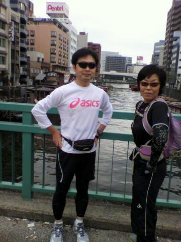 どこか異国から観光に来られたご夫妻のようです。
あ、こちらはミッキー塾長とコナンくんね。あ、わかってましたか・・・
(コピペで手抜きと言わないで~)
後ろに見えるは、屋形船~