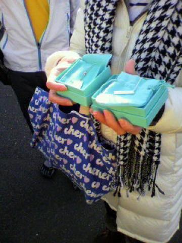 さて、ここからオフ会当日 2010.12.19
さて、これはだれでしょ~。ブログフリークの貴方なら分かるはず~
えびまきちゃん!ティファニ~を無事2個ゲットして、約束どおり見せてくださいました~。
早く体調治してちょ~。来て下さって、本当にありがとちゃん(はぁと)♪
それから、食べるのに必死で写真撮り忘れた、mizuやんさんのお団子のお陰で、元気に走りました~。可愛いお子ちゃま連れで、本当にありがとちゃん。是非次回お話させてちょ♪