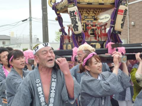 例年なら綺麗どこの女神輿もでるのだが・・