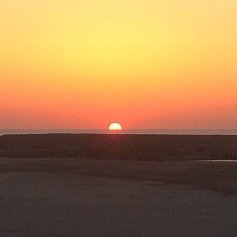 今朝は久しぶりに水平線からの日の出を見ることができた。（５時３分）　かすみがうらでの無事完走と３時間４０分切りを願って