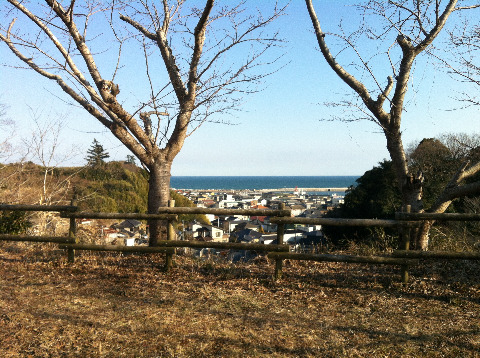 忠魂碑からわが町を見下ろす