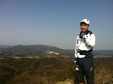 絹谷富士頂上から水石山を望む