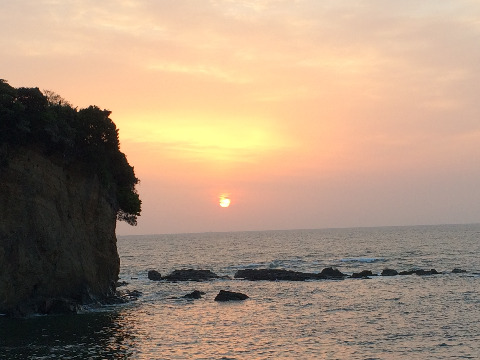 4時52分すでに太陽は静かな海の水平線上に、明日はもっと早めに走りにでかけないといけないかも