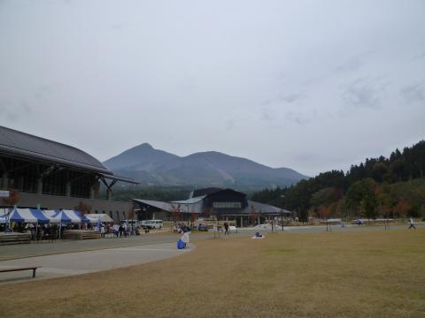 磐梯山に抱かれ猪苗代の白鳥と戯れ
紅葉の田舎道を走りました。