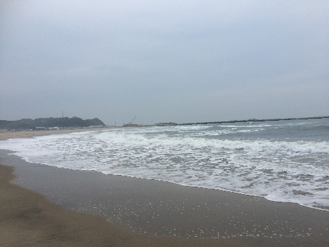 写真B 今はもう初夏♪~ 誰もいない海♪~~ 本当は寂しくなんかない、でもって、 気色悪いけど、ちょっとだけ 乙女チックになれます。