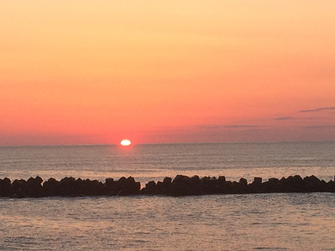 ６時２４分日の出　夜明けが早くなってきた。　今朝は海岸でヒバリが鳴いていた。