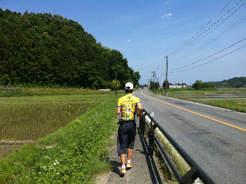小川からは快晴で日差しが暑く一三君もバテ気味でも四倉が近づくにつれ海からの風が涼しさを運んでくれる。