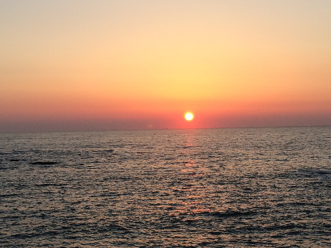 5時2分 水平線からはすでに上に昇ってしまった今朝の太陽