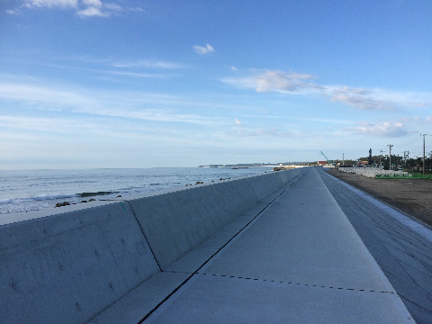 古い堤防を2m嵩上げ工事して出来た新堤防。直線で400mのコース。 海を見ながら走れる。