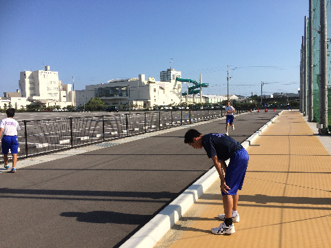 おい！おい！君たちより僕は５０歳年上なんだぜ！　僕に抜かれてどうするねん（言ってやりたかった）