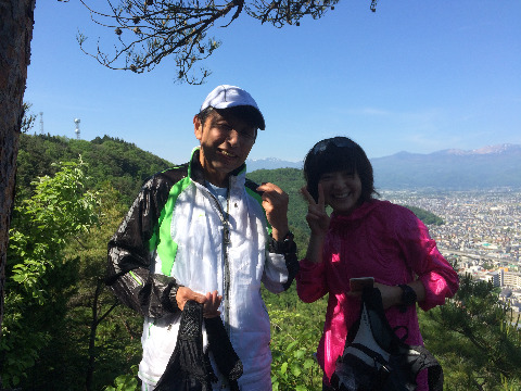 遠くの山並み磐梯山をバックにライバルラン友さん。