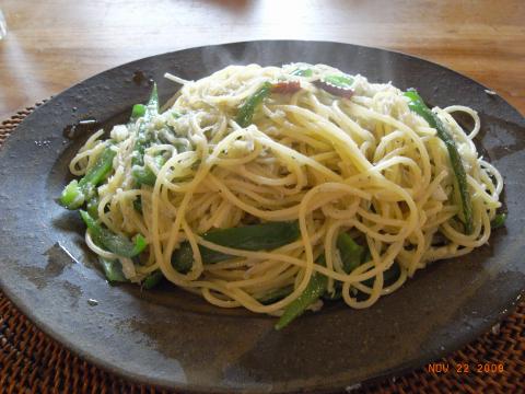 本日のお昼。ジャコとピーマンと唐辛子、にんにくのパスタ。低炭水化物ダイエット中は3年間もパスタを食べなかった。そうしないと体重が確実に増えるから。ランニングを始めて、週末は炭水化物を摂れる様になった。ランニングに感謝。