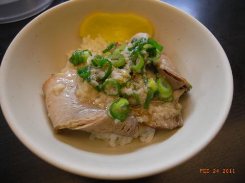 サービスライスの上に、チャーシューとネギ、背油をラーメンからよそって乗せる。まさに至福のとき。