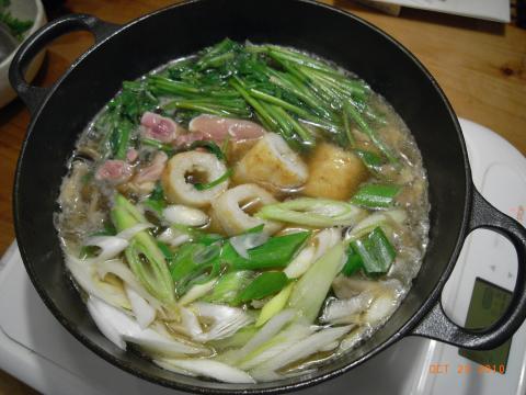 新米の季節になって、秋田の実家からきりたんぽが送られてきた、早速鍋に。上からセリ、比内地鶏(放し飼いだから脂身でさえプリプリしている)、きりたんぽ、長ネギ。脇にはきのこ類。
故郷にはあまり自慢できるものが無いが、これだけは誰に振舞っても好評で、レシピを家庭の味に追加していただくことも多い。きりたんぽは最近スーパーにおいてあるし、比内地鶏は高価だが普通の鶏肉でも十分いける。
