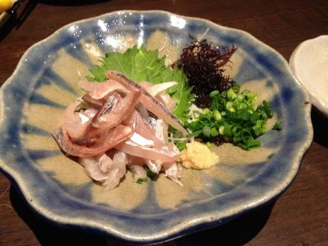 小田原「白木屋」で打ち上げ。ロマンスカーで帰るきまぐれさんとビリちゃんはあわただしく飲み、そして食う。
ビリちゃんが最後に食べたかった「鰺」、ロマンスカー最終に合わず。
代わりにおいしくいただきました。