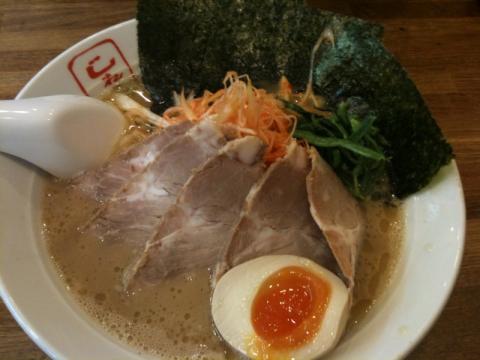 実に3年以上ぶりの「じれっ亭」。女房と食す。以前、家族全員で食べていたことを思い出す。今、子供たちはだんだんと自分の付き合いを大切にするようになっている。さびしいけど、いつまでも親と一緒じゃかえって心配。走るのに没頭するのも子供たちと適度な距離を保つのには良いことだ。