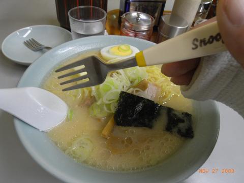 東京は京橋にある「元祖札幌や」の味噌ラーメンを5年ぶりに食べました。右手にギプスですので、スヌーピーのフォークでいただきましたが、やっぱり味わう余裕無く、口に運ぶので大変でした。