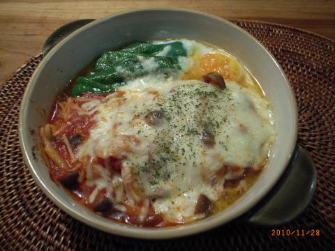 今日の低炭水化物食のイタリアンハンバーグ。甘くないトマトソース、チーズもたっぷり。満足。体重も順調に減っている。