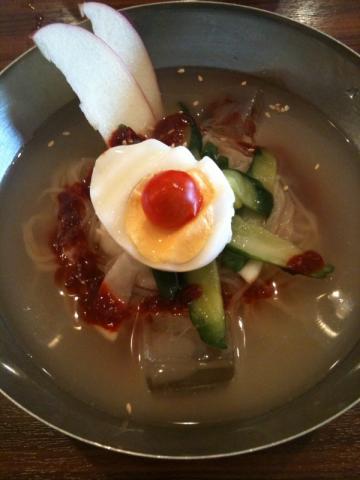 あっさりした韓国冷麺、この他にチジミも食べた1200kカロリーは摂ったかな?