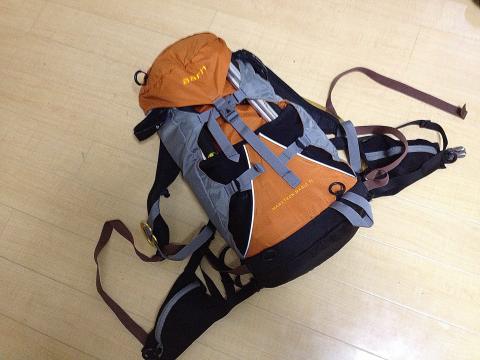久しぶりに新ザックを入手。小型なのに上蓋式なのでかっこいいし、ポールも装着できるし、ポッケも前に来るし、色も好みだし。
何より重心が中心で背負いやすくできている。
米国人よりは小さいので紐が長いなあ、切らないと。