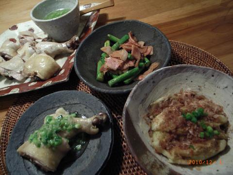 低炭水化物の夕食。蒸し鶏のごま油ソースがけがメイン。今日の昼は上司の誘いでとうとうラーメン食べちゃった。元来大好きだから、断れません。東京マラソンまでまだ長いのでなんとか63キロまで戻したい。