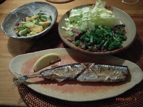 本日の夕食です。秋刀魚に塩ダレ焼肉キャベツ和え、アボガドと豆類のサラダ。豆はちょっと炭水化物が多いので要注意ですが、走れるようになったので少しだけ摂取。もちろんご飯は我慢です、食べません。