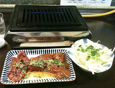 朝採りのタン、ハツ。生でも食べられそうなほど新鮮で、食べ始めはとてもおいしいが、自分は肉だけしか食べないので、飽きてしまい結局2皿でギブアップ。850円は安いです。