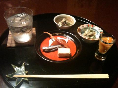 昨日の人形町の料亭。接待は相変わらず苦手だ。会社のお金でおいしいものが食べられると、好きな輩もいるけど。こんなの無しにして早く帰って走りたいのだ。でも日本料理は美しい!遠慮なく写真を撮った。