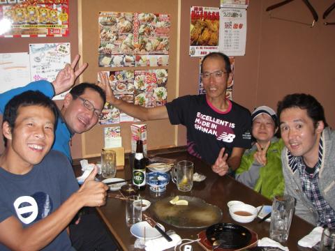 レース後の打ち上げ、手前左Yasujoさんは初レースでサブ3.5末恐ろしい。
湘南さんのご同僚の方もとても良い方ばかり。