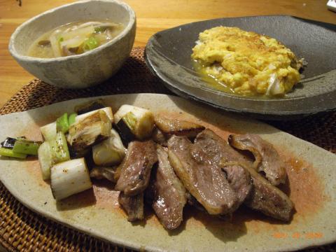本日の夕食。鴨ネギ、かに玉、豚汁。ボジョレーヌーボーが本日解禁。一緒にいただきました。