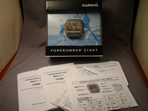 届きました310XT。文字が大きいなー、めがねの度数を低くすれば老眼でも見やすいかなー?豊富なガイド類がやっぱり心強い。