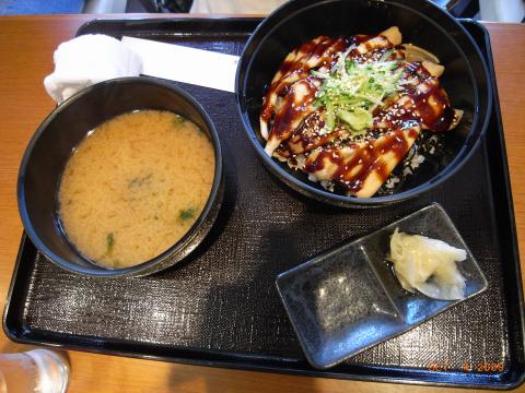 下の娘が頼んだ穴子丼、甘いたれが絶妙。