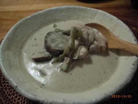今日の夕食はグリーンカレー。生クリームを使うので炭水化物が少ない。ナス、インゲン、鶏肉、ネギとの相性は最高。最も相性が良いのは米だが、そこは我慢だ。
強烈に辛いが、クセになります、スープだけ持って歩きたい。