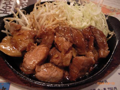 低炭水化物昼食。東京駅「とことん倶楽部」の「トンテキ」250g単品。ご飯無し。ソースは皿の端で絞って食べます。(糖分を減らすため。)これで1000円。