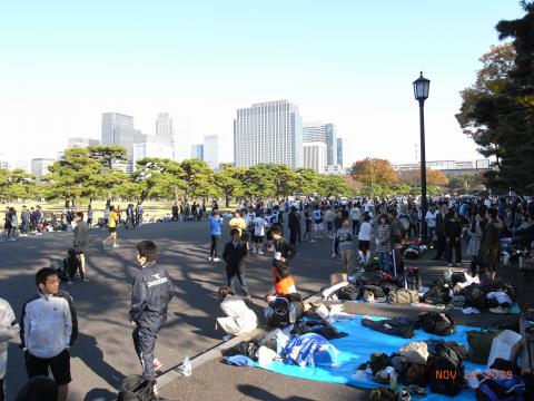 皇居、桜田門付近。すごい人だ。駅伝大会が３大会同時開催。