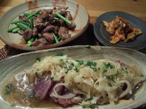 減量は順調です。今日の夕食は手前がカツオの乗っけ盛り。たまねぎと良く合います。タレには砂糖ではない甘味料を使ってもらっています。向こうは鳥の砂肝とニンニクの芽の炒めた物。
炭水化物を減らすと不思議と食欲も減ります。炭水化物は食べても食べても、なお食べたくなる中毒性があるんじゃないかと思っております。肥満していたときは、食べ物を残すことの出来る人がうらやましかった。
炭水化物を抜いて初めて食事を必要量以上摂らない、「残す」ことが出来るようになった。
