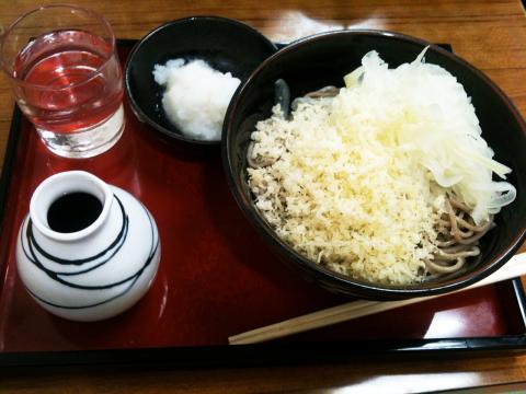 若いころ良く食べていた会社の近所の蕎麦屋の「冷やしたぬき」。大盛りを良く食べていたのに、今日は普通でも最後は苦しかった。食べたのは10年ぶりくらいかな?