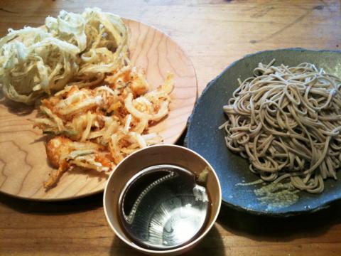 お昼は蕎麦。この3倍は食べました。２０キロじゃ足りないかなと３０キロに変更。