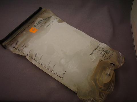 1.5リットルのハイドレーションに対して1リットルのVAAMを入れて凍らせておいた。スタートするちょっと前に300cc程、常温のものを注入。走る間に段々溶けて、常に冷たいのが飲める計算だったが、夕方だったのであまり暑くなく、2時間あまりでは全部は溶けなかった。Hydrapack製(これはNathanへの相手方ブランドによるOEM供給)は裏返して洗って干せるので気持ちよい。