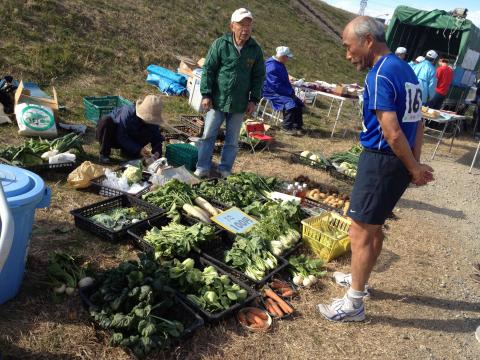 いい天気だけど寒かった。ネックウォーマーと手袋は外せなかった。
「よこはま月例」と違って地元の野菜や焼きそばなんかも売っていて楽しかった。野菜をいっぱい買って帰りました。