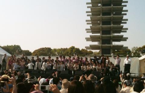 最後は出演者全員、ステージでのお披露目。この瞬間だけ「写メ」が解禁された。逆光でちょっときついが感動的なシーン。
